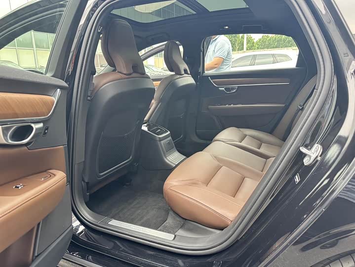 Volvo S90 Hybrid 2024 2024款 插电式混动 四驱长续航智逸豪华版