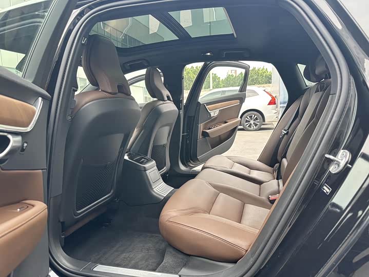 Volvo S90 Hybrid 2024 2024款 插电式混动 四驱长续航智逸豪华版