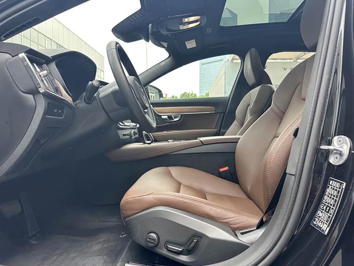 Volvo S90 Hybrid 2024 2024款 插电式混动 四驱长续航智逸豪华版