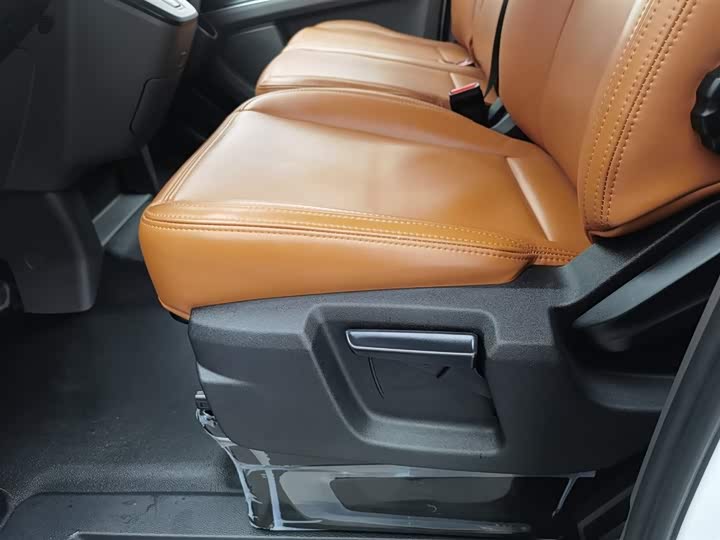 Ford Transit 2023 2023款 2.0T柴油自动多功能商用车短轴中顶5/6座