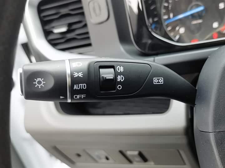 Ford Transit 2023 2023款 2.0T柴油自动多功能商用车短轴中顶5/6座