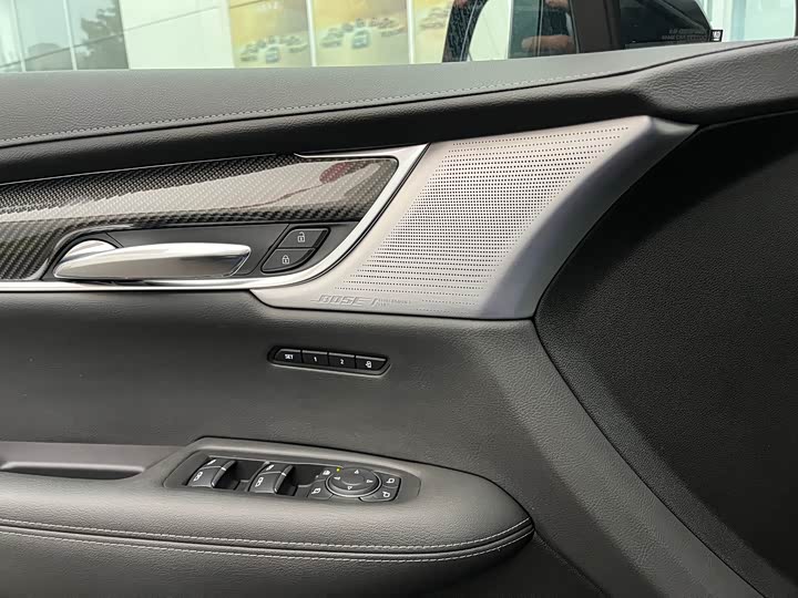 Cadillac XT6 2025 2025款 2.0T 六座四驱尊贵行政黑标版