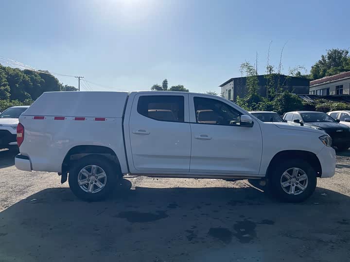 Maxus T70 2021 2021款 2.0T柴油手动四驱进取版标箱高底盘