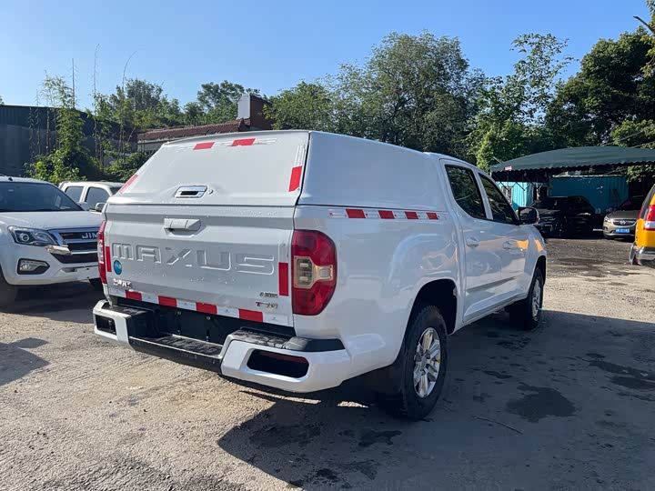 Maxus T70 2021 2021款 2.0T柴油手动四驱进取版标箱高底盘