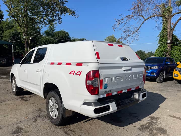 Maxus T70 2021 2021款 2.0T柴油手动四驱进取版标箱高底盘