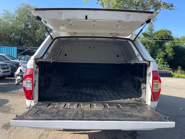 Maxus T70 2021 2021款 2.0T柴油手动四驱进取版标箱高底盘