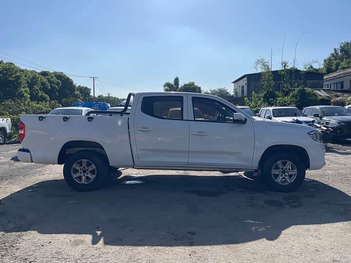 Maxus T70 2021 2021款 2.0T改款柴油手动四驱进取版长箱高底盘