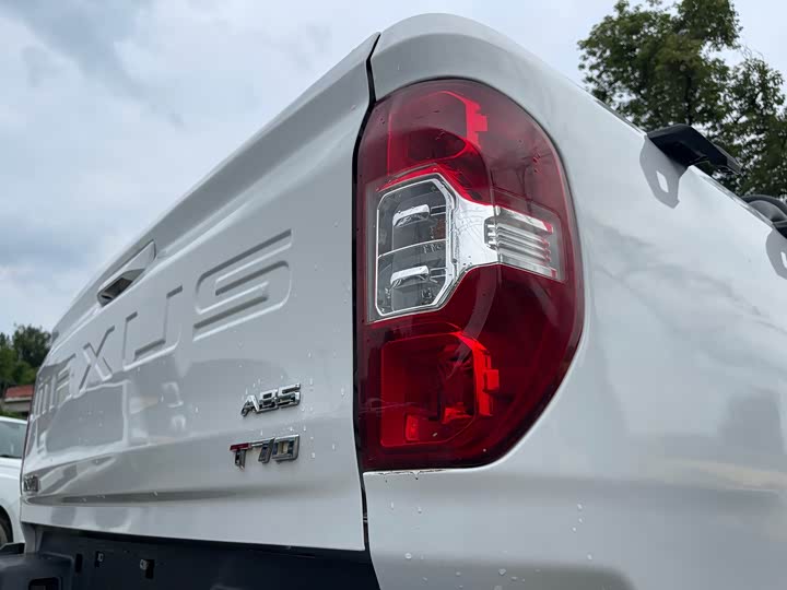 Maxus T70 2021 2021款 2.0T柴油手动四驱豪华版标箱高底盘