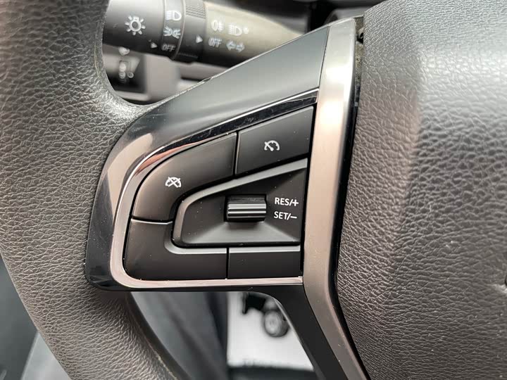 Maxus T70 2021 2021款 2.0T柴油手动四驱豪华版标箱高底盘