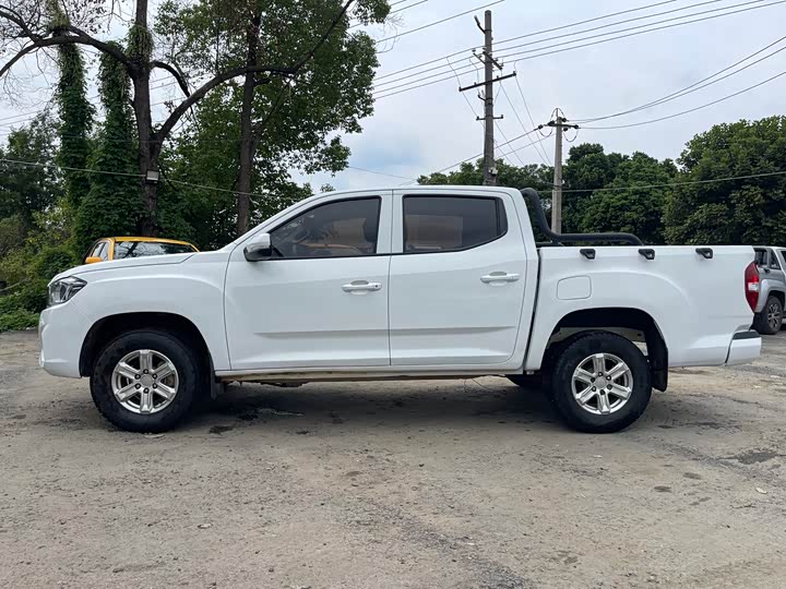 Maxus T70 2021 2021款 2.0T柴油手动四驱豪华版标箱高底盘