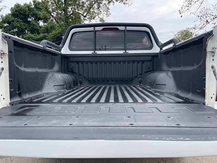 Maxus T70 2021 2021款 2.0T柴油手动四驱豪华版标箱高底盘