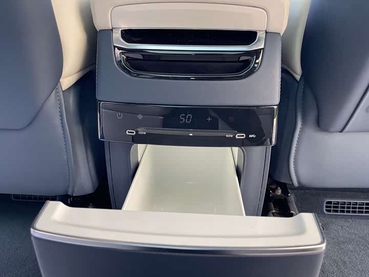 Zeekr 009 2024 2024款 六座行政版四驱 108kWh