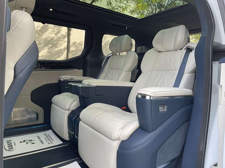 Zeekr 009 2024 2024款 六座行政版四驱 108kWh