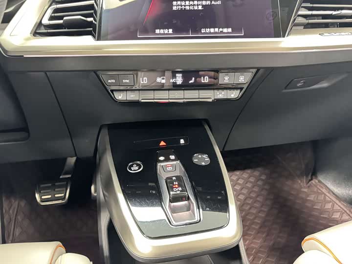 Audi Q5 e-tron 2022 2022款 40 e-tron 星耀型 机甲套装