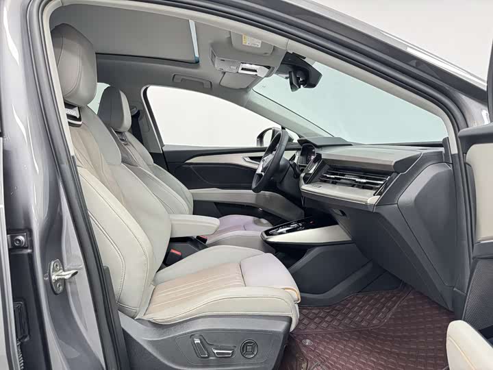 Audi Q5 e-tron 2022 2022款 40 e-tron 星耀型 机甲套装