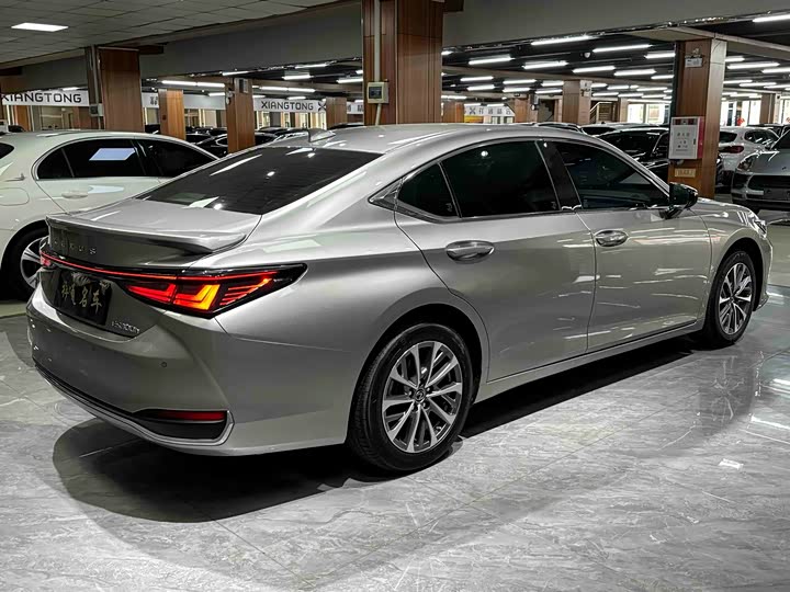 Lexus ES 2025 2025款 300h 臻享版
