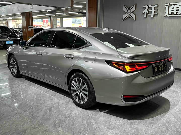 Lexus ES 2025 2025款 300h 臻享版