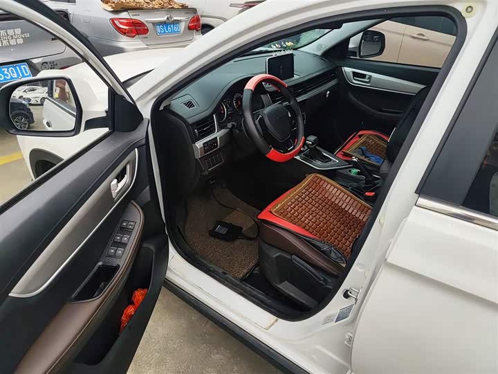 Dongfeng Forthing T5 2022 2022款 盛世款 1.5T 自动逐梦版五座