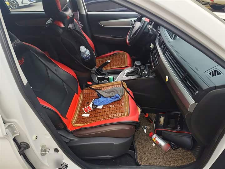 Dongfeng Forthing T5 2022 2022款 盛世款 1.5T 自动逐梦版五座