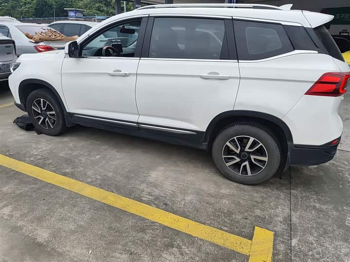 Dongfeng Forthing T5 2022 2022款 盛世款 1.5T 自动逐梦版五座