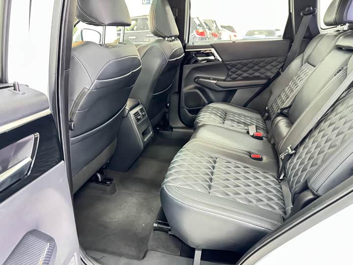 Mitsubishi Outlander 2023 2023款 1.5T CVT两驱尊耀版 7座