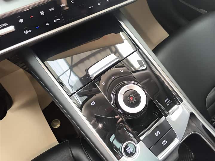 Kia Sportage 2023 2023款 2.0T 两驱尊贵版