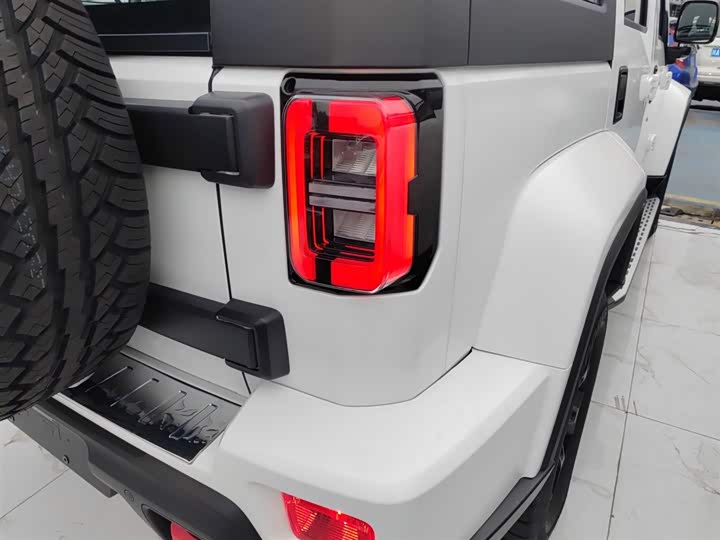 BAIC Beijing BJ40 2023 2023款 2.0D 自动四驱刀锋英雄版侠客型（前后电控锁）