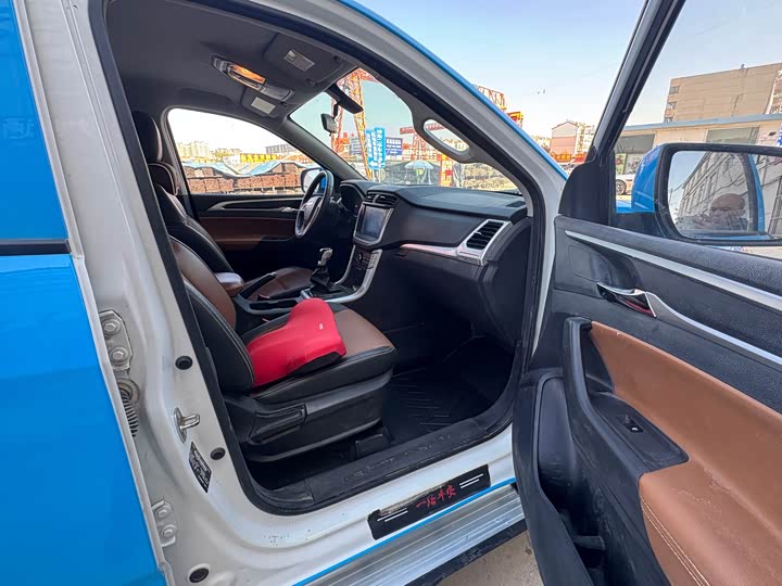 Maxus T70 2022 2022款 2.0T柴油手动两驱澳洲版标箱