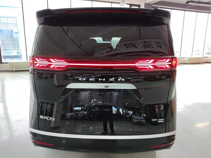 Denza D9 2025 2025款 DM-i 智驾版 1020 四驱尊贵型