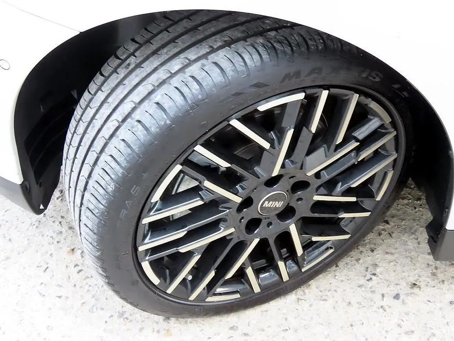 Mini Cooper 2025 SE Favoured