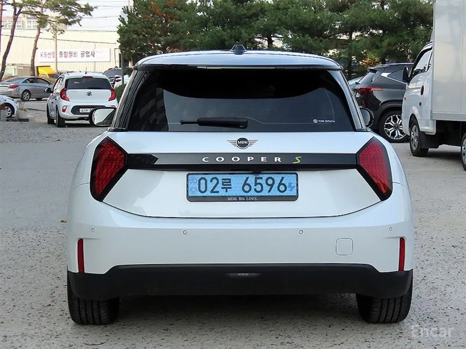 Mini Cooper 2025 SE Favoured