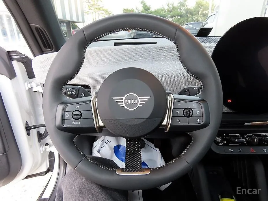 Mini Cooper 2025 SE Favoured