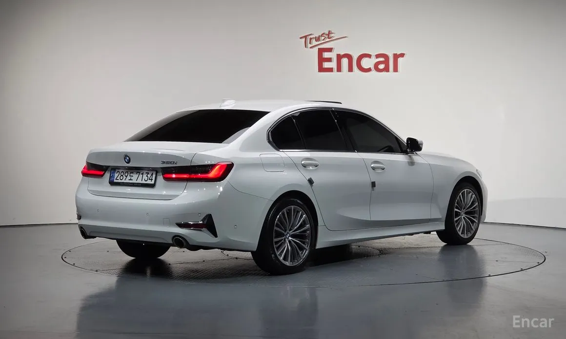 BMW 3 Series 2019 320i Luxury