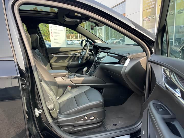 Cadillac XT6 2025 2025款 2.0T 六座四驱尊贵行政黑标版