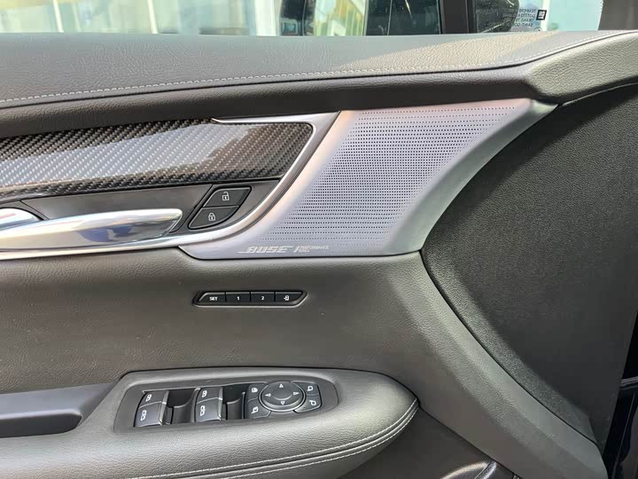 Cadillac XT6 2025 2025款 2.0T 六座四驱尊贵行政黑标版