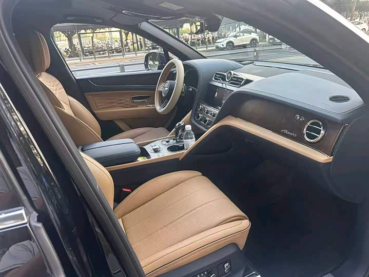 Bentley Bentayga 2024 2024款 4.0T V8 长轴距雅度版