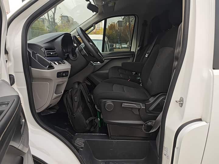 Maxus V70 2023 2023款 2.0T 精英版 自动短轴低顶 5/6座