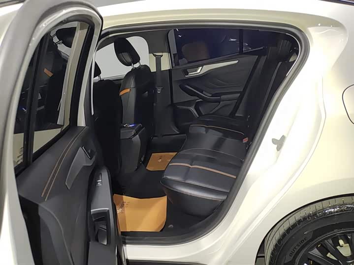 Ford Focus 2022 2022款 三厢 EcoBoost 180 自动竞速版