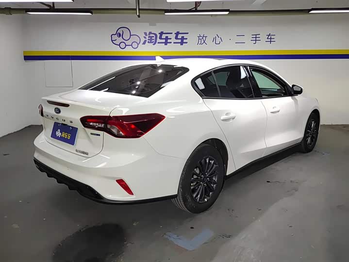 Ford Focus 2022 2022款 三厢 EcoBoost 180 自动竞速版