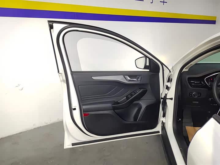 Ford Focus 2022 2022款 三厢 EcoBoost 180 自动竞速版