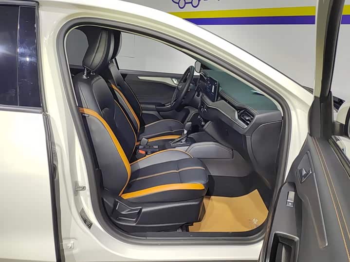 Ford Focus 2022 2022款 三厢 EcoBoost 180 自动竞速版