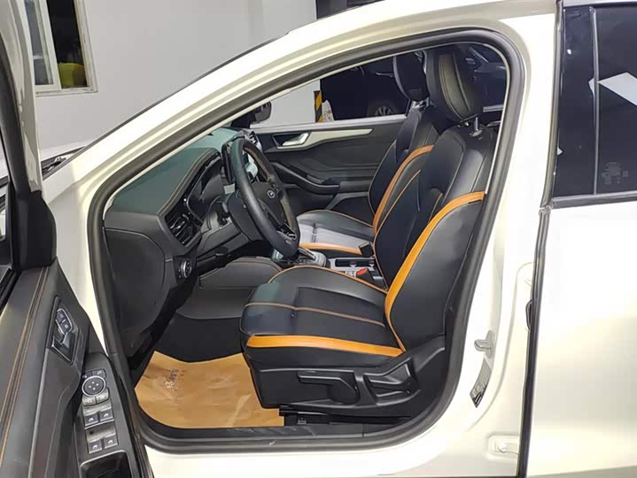 Ford Focus 2022 2022款 三厢 EcoBoost 180 自动竞速版