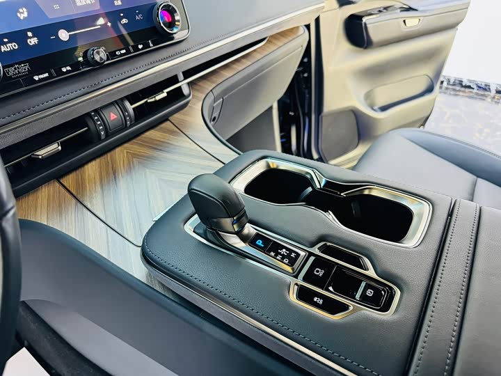 Lexus LM 2023 2023款 500h 六座尊崇版