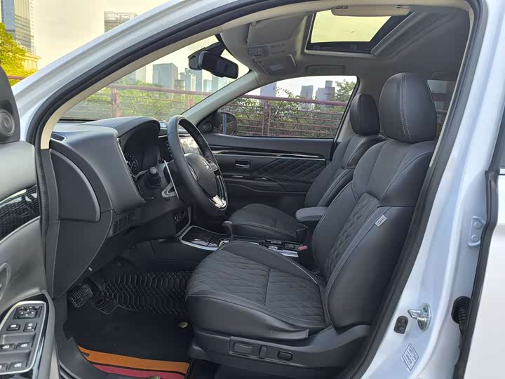 Mitsubishi Outlander 2021 2021款 2.4L 四驱致享版 7座