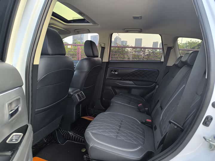 Mitsubishi Outlander 2021 2021款 2.4L 四驱致享版 7座