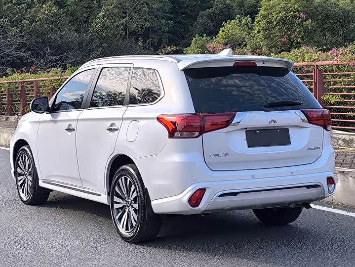 Mitsubishi Outlander 2021 2021款 2.4L 四驱致享版 7座
