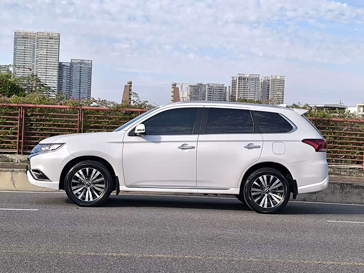 Mitsubishi Outlander 2021 2021款 2.4L 四驱致享版 7座