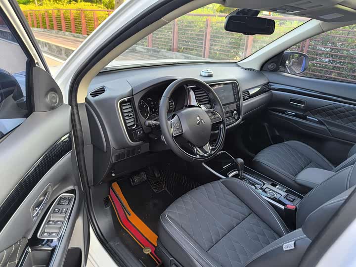 Mitsubishi Outlander 2021 2021款 2.4L 四驱致享版 7座