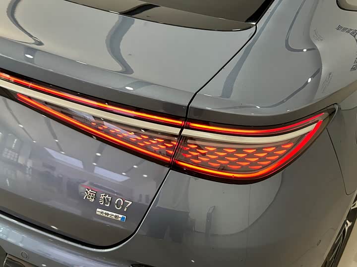 BYD Seal 07 DM-i Hybrid 2025 2025款 智驾版 DM-i 1.5L 125km 尊贵型