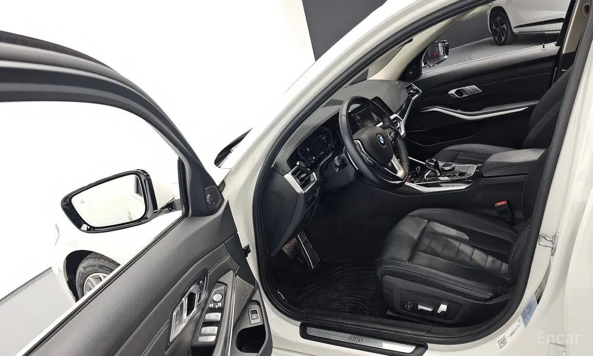 BMW 3 Series 2019 320i Touring Luxury